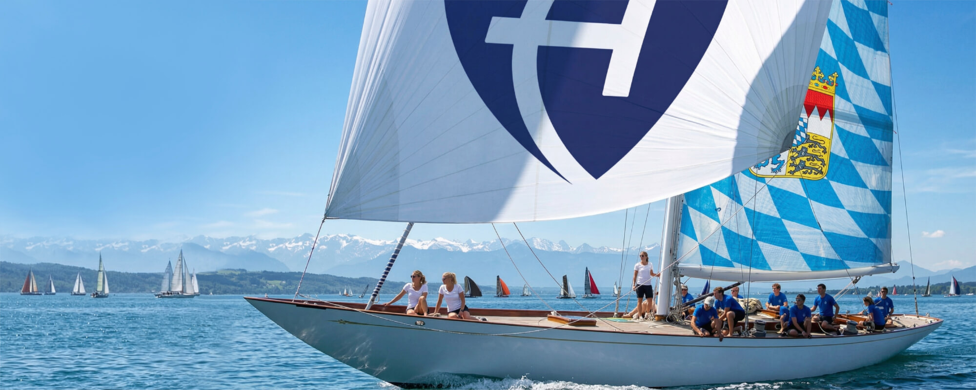 SPORTMODE & FREIZEITMODE AUS BAYERN Segelschiff auf dem Ammersee vor den bayerischen Alpen
