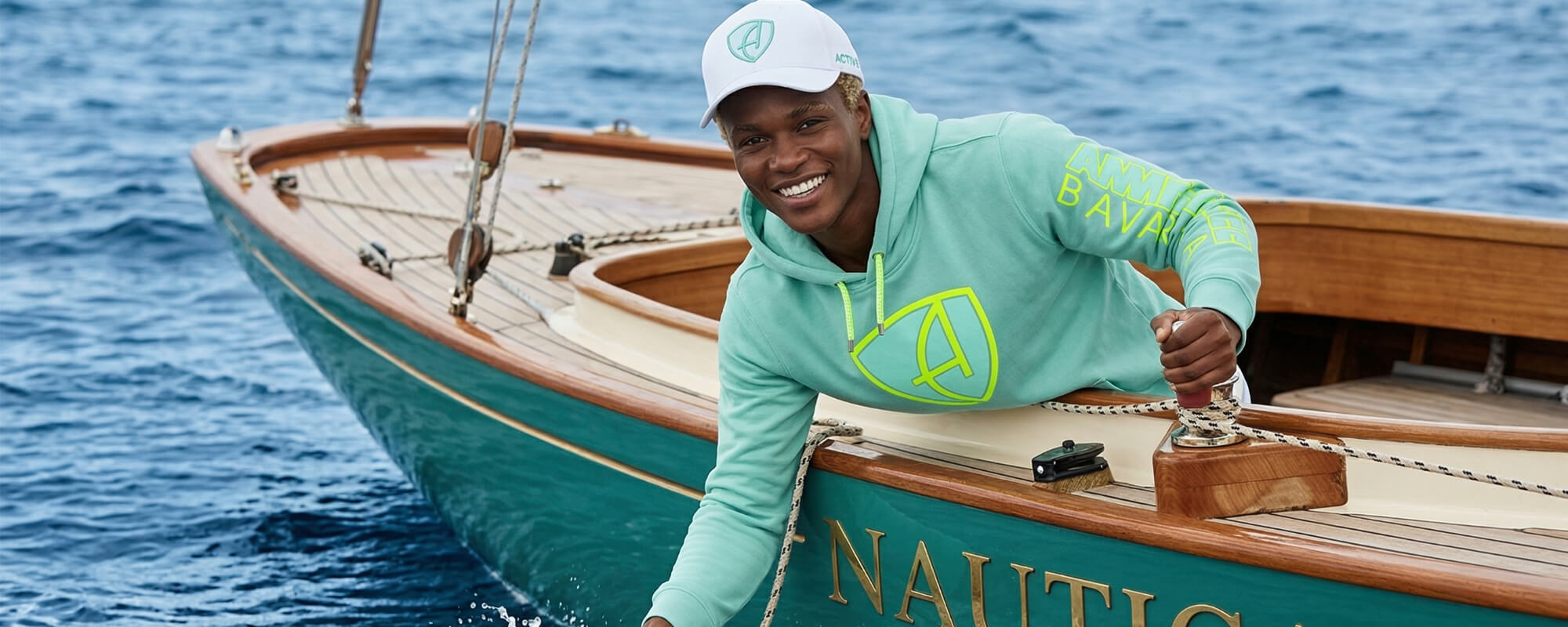 SPORTMODE & FREIZEITMODE AUS BAYERN Segelschiff auf dem Ammersee vor den bayerischen Alpen