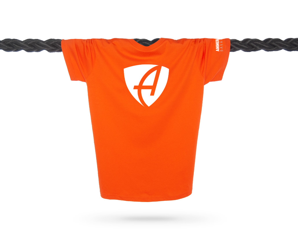 Vorderansicht eines orangem CB T-Shirts aus Bio-Baumwolle (Organic Bio T-Shirt) mit weissem Ammersee Design der Modemarke AMMERSEE BAVARIA aus Bayern, Deutschland