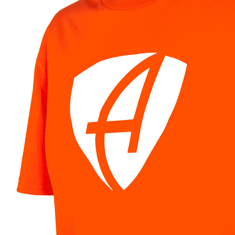 Ausschnitt Vorderansicht eines orangem CB T-Shirts aus Bio-Baumwolle (Organic Bio T-Shirt) mit weissem Ammersee Design der Modemarke AMMERSEE BAVARIA aus Bayern, Deutschland