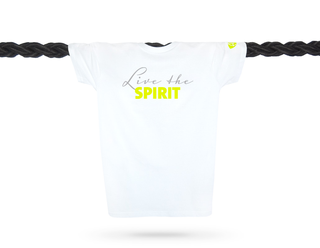 Vorderansicht eines weissen ST T-Shirts aus Bio-Baumwolle (Organic Bio T-Shirt) mit grau-lime-gelbem Ammersee Design der Modemarke AMMERSEE BAVARIA aus Bayern, Deutschland
