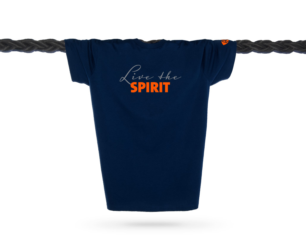 Vorderansicht eines dunkelblauen ST T-Shirts aus Bio-Baumwolle (Organic Bio T-Shirt) mit orangenem Ammersee Design der Modemarke AMMERSEE BAVARIA aus Bayern, Deutschland