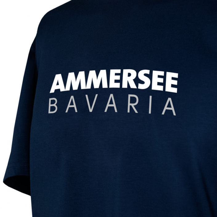 Vorderansicht eines dunkelblauen CT T-Shirts aus Bio-Baumwolle (Organic Bio T-Shirt) mit weiss-grauem Ammersee Design der Modemarke AMMERSEE BAVARIA aus Bayern, Deutschland
