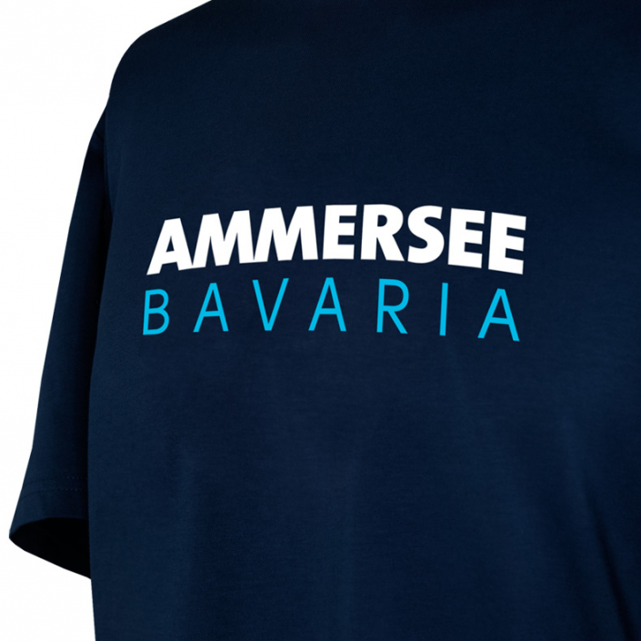 Vorderansicht eines dunkelblauen CT T-Shirts aus Bio-Baumwolle (Organic Bio T-Shirt) mit weiss-türkisem Ammersee Design der Modemarke AMMERSEE BAVARIA aus Bayern, Deutschland