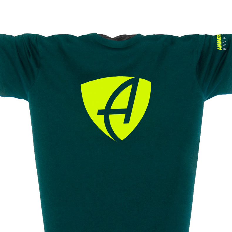 Ausschnitt Vorderansicht eines dunkelgrünen CB T-Shirts aus Bio-Baumwolle (Organic Bio T-Shirt) mit grau-lime-gelbem Ammersee Design der Modemarke AMMERSEE BAVARIA aus Bayern, Deutschland