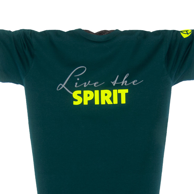 Ausschnitt Vorderansicht eines dunkelgrünen ST T-Shirts aus Bio-Baumwolle (Organic Bio T-Shirt) mit grau-lime-gelbem Ammersee Design der Modemarke AMMERSEE BAVARIA aus Bayern, Deutschland