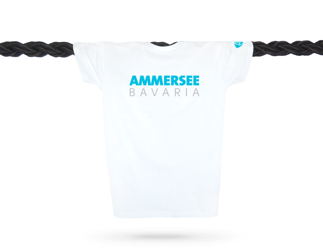 Vorderansicht eines weissen CT T-Shirts aus Bio-Baumwolle (Organic Bio T-Shirt) mit grau-türkisem Ammersee Design der Modemarke AMMERSEE BAVARIA aus Bayern, Deutschland
