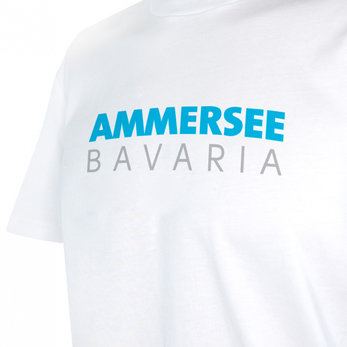 Ausschnitt Vorderansicht eines weissen CT T-Shirts aus Bio-Baumwolle (Organic Bio T-Shirt) mit grau-türkisem Ammersee Design der Modemarke AMMERSEE BAVARIA aus Bayern, Deutschland