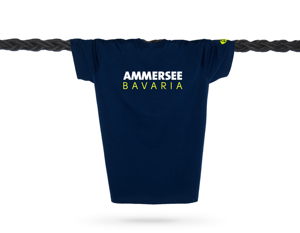 Vorderansicht eines dunkelblauen CT T-Shirts aus Bio-Baumwolle (Organic Bio T-Shirt) mit lime-gelbem Ammersee Design der Modemarke AMMERSEE BAVARIA aus Bayern, Deutschland