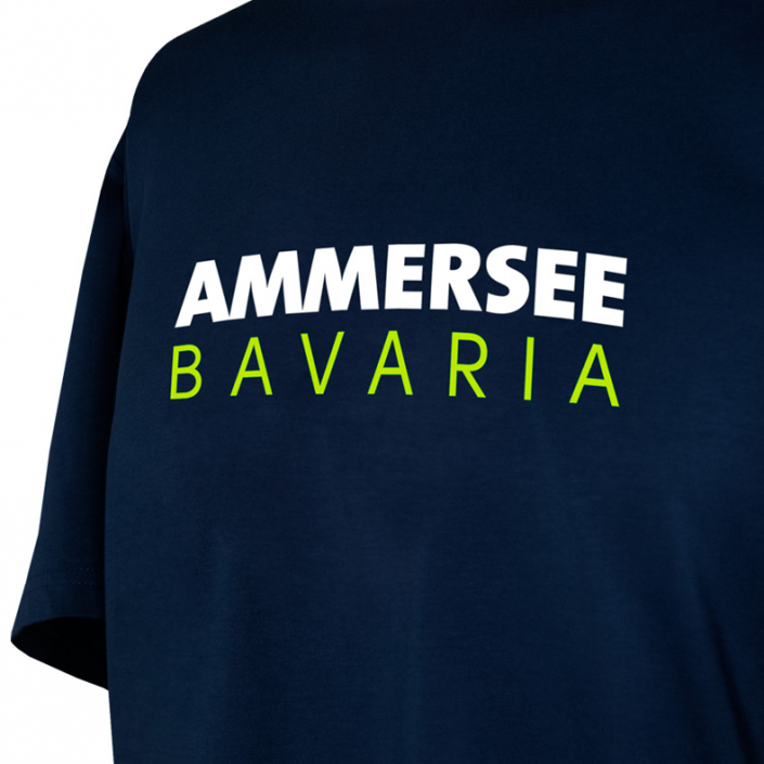 Ausschnitt Vorderansicht eines dunkelblauen CT T-Shirts aus Bio-Baumwolle (Organic Bio T-Shirt) mit lime-gelbem Ammersee Design der Modemarke AMMERSEE BAVARIA aus Bayern, Deutschland