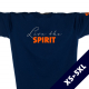 Ausschnitt Vorderansicht eines dunkelblauen ST T-Shirts aus Bio-Baumwolle (Organic Bio T-Shirt) mit orangenem Ammersee Design der Modemarke AMMERSEE BAVARIA aus Bayern, Deutschland