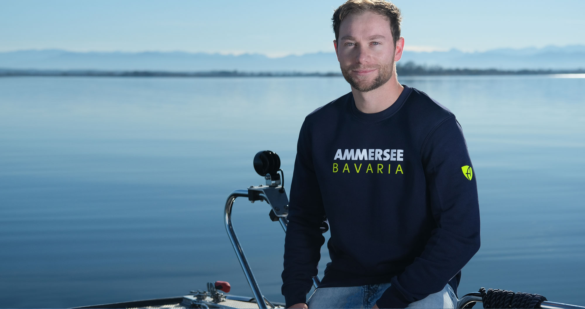 Männer Model auf Boot mit Ammersee Bavaria Sweatshirt