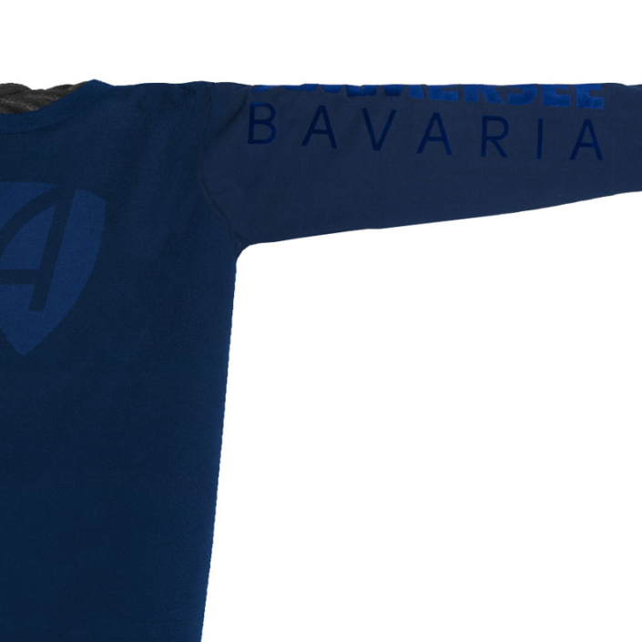Ausschnitt Vorderansicht eines dunkelblauen CB Longsleeve T-Shirts aus Bio-Baumwolle (Organic Bio T-Shirt) mit dunkelblauem Ammersee Design der Modemarke AMMERSEE BAVARIA aus Bayern, Deutschland