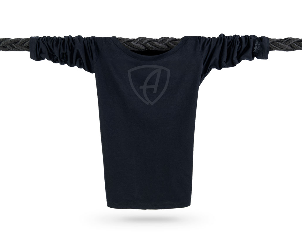 Vorderansicht eines schwarzen CBe Longsleeve T-Shirts aus Bio-Baumwolle (Organic Bio T-Shirt) mit anthrazit-farbenen Ammersee Design der Modemarke AMMERSEE BAVARIA aus Bayern, Deutschland