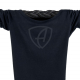 Ausschnitt Vorderansicht eines schwarzen CBe Longsleeve T-Shirts aus Bio-Baumwolle (Organic Bio T-Shirt) mit anthrazit-farbenen Ammersee Design der Modemarke AMMERSEE BAVARIA aus Bayern, Deutschland