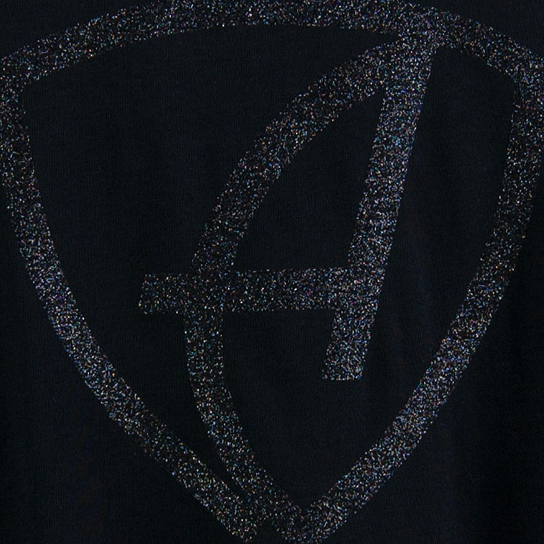Ausschnitt Vorderansicht eines schwarzen CBe Longsleeve T-Shirts aus Bio-Baumwolle (Organic Bio T-Shirt) mit schwarz-glitzernem Ammersee Design der Modemarke AMMERSEE BAVARIA aus Bayern, Deutschland