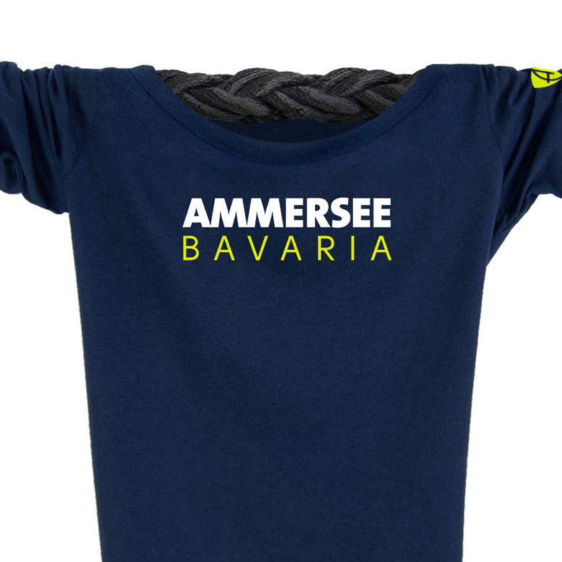 Ausschnitt Vorderansicht eines dunkelblauen CT Longsleeve T-Shirts aus Bio-Baumwolle (Organic Bio T-Shirt) mit weiss-gelben Ammersee Design der Modemarke AMMERSEE BAVARIA aus Bayern, Deutschland