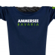 Ausschnitt Vorderansicht eines dunkelblauen CT Longsleeve T-Shirts aus Bio-Baumwolle (Organic Bio T-Shirt) mit weiss-grünem Ammersee Design der Modemarke AMMERSEE BAVARIA aus Bayern, Deutschland