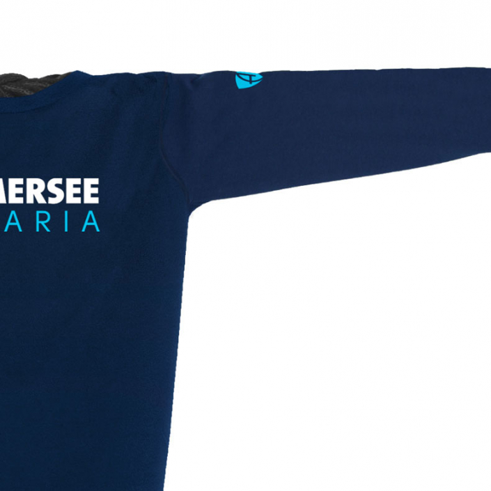 Ausschnitt Vorderansicht eines dunkelblauen CT Longsleeve T-Shirts aus Bio-Baumwolle (Organic Bio T-Shirt) mit weiss-türkisem Ammersee Design der Modemarke AMMERSEE BAVARIA aus Bayern, Deutschland