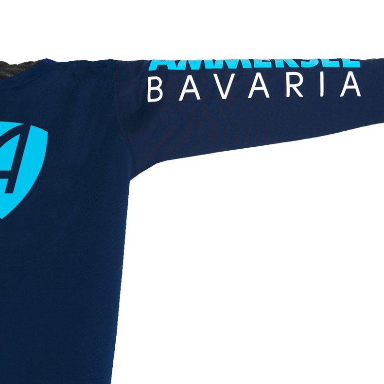 Ärmel eines dunkelblauen CB Longsleeve T-Shirts aus Bio-Baumwolle (Organic Bio T-Shirts) mit weiss-türkisem Ammersee Design der Modemarke AMMERSEE BAVARIA aus Bayern, Deutschland