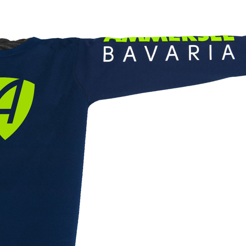 Ärmel eines dunkelblauen CB Longsleeve T-Shirts aus Bio-Baumwolle (Organic Bio T-Shirts) mit weiss-grünem Ammersee Design der Modemarke AMMERSEE BAVARIA aus Bayern, Deutschland