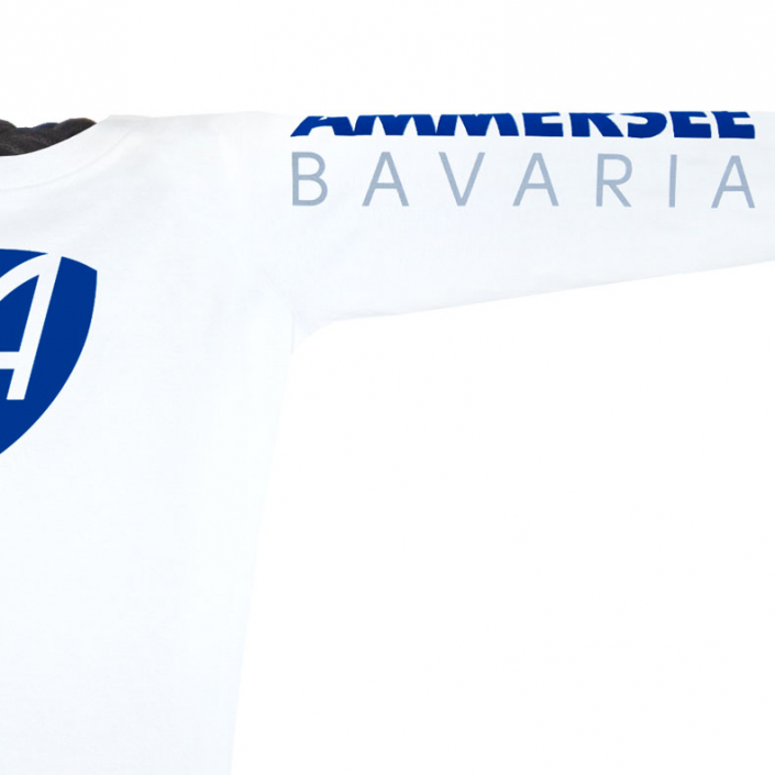 Ausschnitt Vorderansicht eines weissen CB Longsleeve T-Shirts aus Bio-Baumwolle (Organic Bio T-Shirt) mit blau-grauem Ammersee Design der Modemarke AMMERSEE BAVARIA aus Bayern, Deutschland
