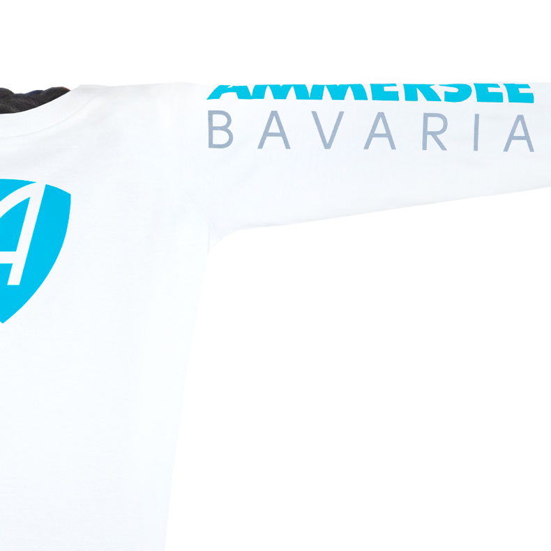 Ärmel eines weissen CB Longsleeve T-Shirts aus Bio-Baumwolle (Organic Bio T-Shirts) mit weiss-türkisem Ammersee Design der Modemarke AMMERSEE BAVARIA aus Bayern, Deutschland
