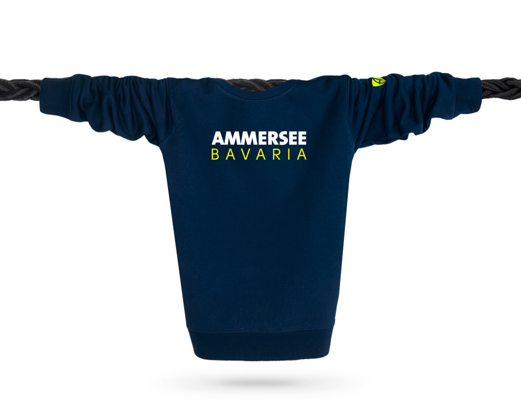 Vorderansicht eines dunkelblauen CT Pullover aus Bio-Baumwolle (Organic Bio Sweater) und recyceltem Polyester mit gelb-weissem Ammersee Design der Modemarke AMMERSEE BAVARIA aus Bayern, Deutschland