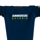 Ausschnitt Vorderansicht eines dunkelblauen CT Pullover aus Bio-Baumwolle (Organic Bio Sweater) und recyceltem Polyester mit gelb-weissem Ammersee Design der Modemarke AMMERSEE BAVARIA aus Bayern, Deutschland