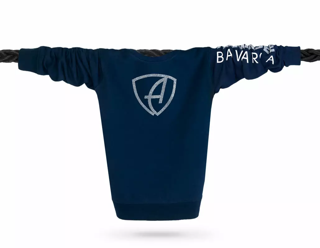 Vorderansicht eines dunkelblauen CBe Pullover aus Bio-Baumwolle (Organic Bio Sweater) und recyceltem Polyester mit weiss-silber-glitzerndem Ammersee Design der Modemarke AMMERSEE BAVARIA aus Bayern, Deutschland
