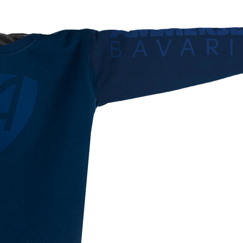 Ärmel eines dunkelblauen CB Pullover aus Bio-Baumwolle (Organic Bio Sweater) und recyceltem Polyester mit weiss-grauem Ammersee Design der Modemarke AMMERSEE BAVARIA aus Bayern, Deutschland