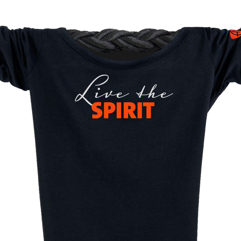 Ausschnitt Vorderansicht eines schwarzen ST Longsleeve T-Shirts aus Bio-Baumwolle (Organic Bio T-Shirt) mit orange-weissem Ammersee Design der Modemarke AMMERSEE BAVARIA aus Bayern, Deutschland
