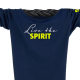 Ausschnitt Vorderansicht eines dunkelblauen ST Longsleeve T-Shirts aus Bio-Baumwolle (Organic Bio T-Shirt) mit weiss-gelbem Ammersee Design der Modemarke AMMERSEE BAVARIA aus Bayern, Deutschland