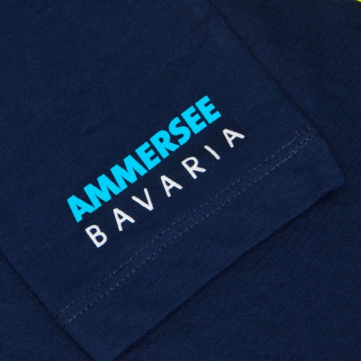 Ausschnitt Vorderansicht eines dunkelblauen ST Longsleeve T-Shirts aus Bio-Baumwolle (Organic Bio T-Shirt) mit weiss-türkisem Ammersee Design der Modemarke AMMERSEE BAVARIA aus Bayern, Deutschland