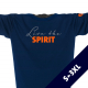 Ausschnitt Vorderansicht eines dunkelblauen ST Longsleeve T-Shirts aus Bio-Baumwolle (Organic Bio T-Shirt) mit grau-orangem Ammersee Design der Modemarke AMMERSEE BAVARIA aus Bayern, Deutschland