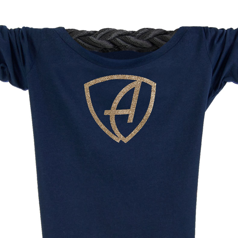 Vorderansicht eines dunkelblauen CBe Longsleeve T-Shirts aus Bio-Baumwolle (Organic Bio T-Shirt) mit gold-glitzernem Ammersee Design der Modemarke AMMERSEE BAVARIA aus Bayern, Deutschland