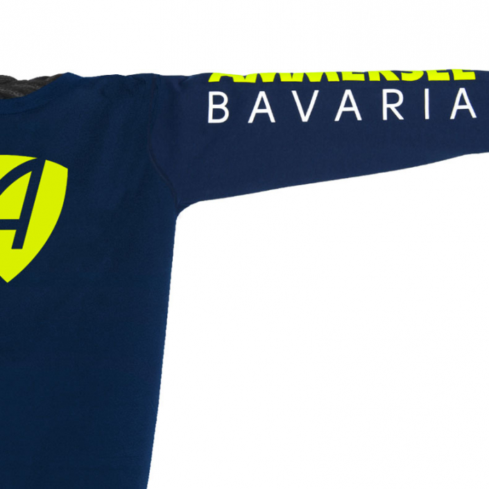 Ausschnitt Vorderansicht eines dunkelblauen CB Kinder Longsleeve aus Bio-Baumwolle (Organic Bio T-Shirt) mit lime-gelb-weissem Ammersee Design der Modemarke AMMERSEE BAVARIA aus Bayern, Deutschland