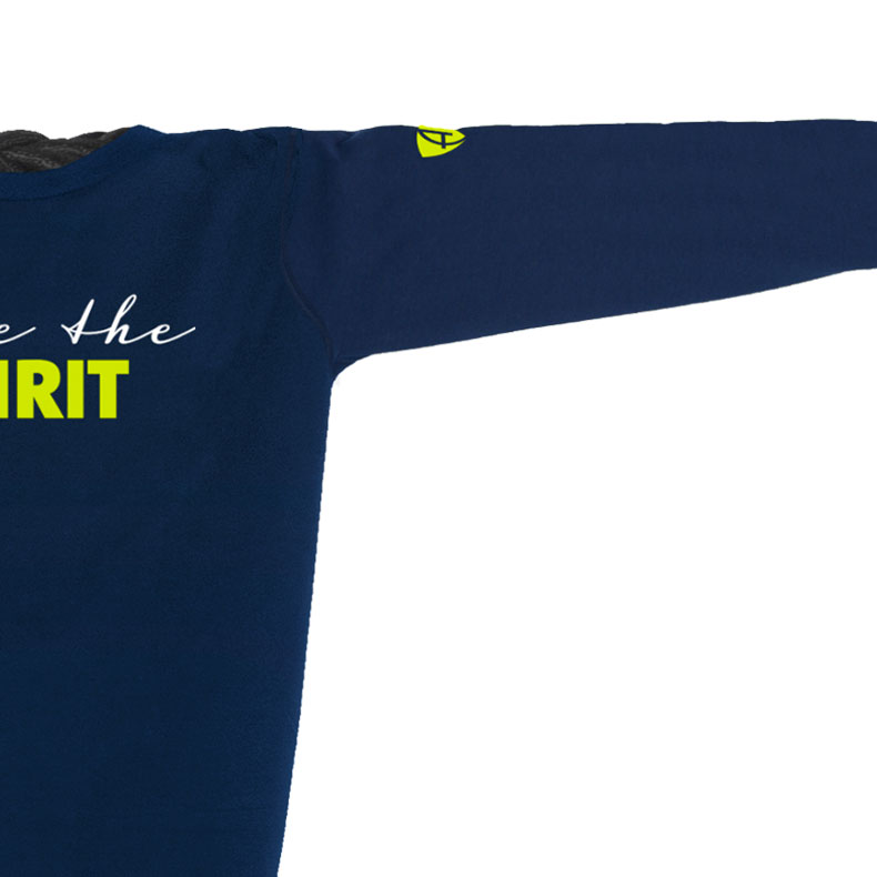 Ärmel eines dunkelblauen ST Kinder Longsleeve aus Bio-Baumwolle (Organic Bio T-Shirts) mit lime-gelb-weissem Ammersee Design der Modemarke AMMERSEE BAVARIA aus Bayern, Deutschland