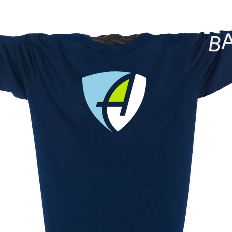 Ausschnitt Vorderansicht eines dunkelblauen CB Kinder Longsleeve aus Bio-Baumwolle (Organic Bio T-Shirt) mit hellblau-grün-weissem Ammersee Design der Modemarke AMMERSEE BAVARIA aus Bayern, Deutschland