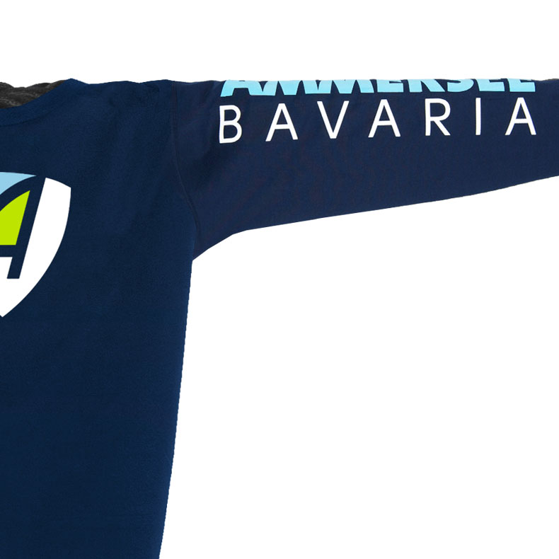 Ärmel eines dunkelblauen CB Kinder Longsleeve aus Bio-Baumwolle (Organic Bio T-Shirts) mit hellblau-grün-weissem Ammersee Design der Modemarke AMMERSEE BAVARIA aus Bayern, Deutschland