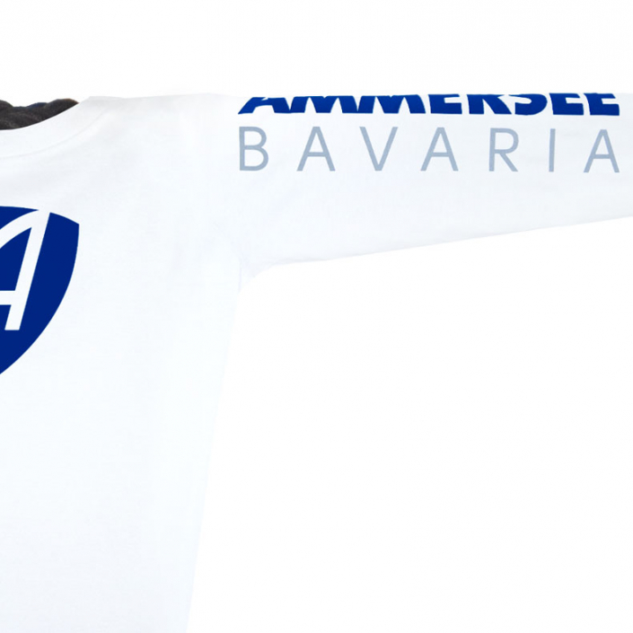 Ausschnitt Vorderansicht eines weissen CB Kinder Longsleeve aus Bio-Baumwolle (Organic Bio T-Shirt) mit royal-blauem Ammersee Design der Modemarke AMMERSEE BAVARIA aus Bayern, Deutschland