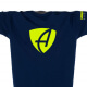 Ausschnitt Vorderansicht eines dunkelblauen CB Kinder T-Shirts aus Bio-Baumwolle (Organic Bio T-Shirt) mit lime-gelben Ammersee Design der Modemarke AMMERSEE BAVARIA aus Bayern, Deutschland