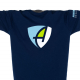 Ausschnitt Vorderansicht eines dunkelblauen CB Kinder T-Shirts aus Bio-Baumwolle (Organic Bio T-Shirt) mit hellblau-grün-weissem Ammersee Design der Modemarke AMMERSEE BAVARIA aus Bayern, Deutschland