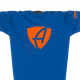 Ausschnitt Vorderansicht eines mittelblauen CB Kinder T-Shirts aus Bio-Baumwolle (Organic Bio T-Shirt) mit orangenem Ammersee Design der Modemarke AMMERSEE BAVARIA aus Bayern, Deutschland