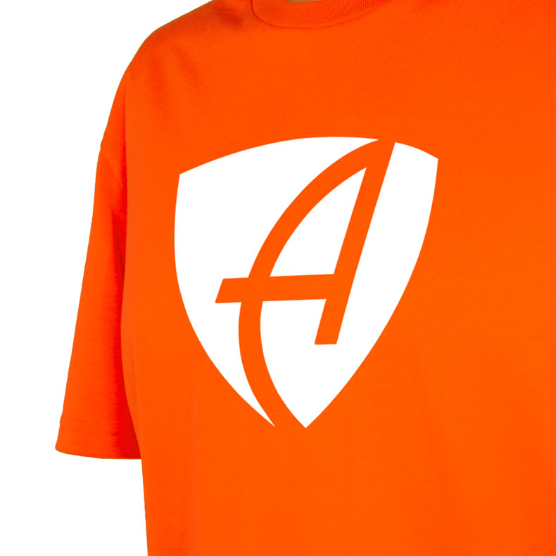 Ausschnitt Vorderansicht eines orangenen CB Kinder T-Shirts aus Bio-Baumwolle (Organic Bio T-Shirt) mit weissem Ammersee Design der Modemarke AMMERSEE BAVARIA aus Bayern, Deutschland