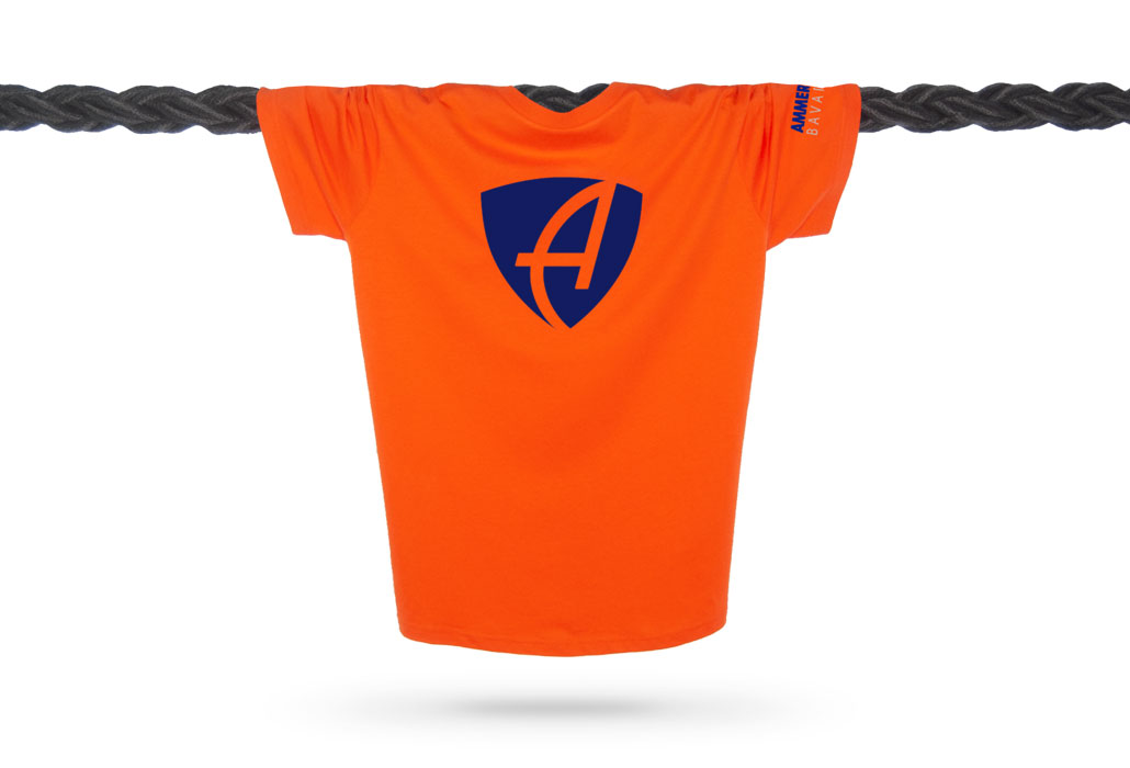 Vorderansicht eines orangenen CB Kinder T-Shirts aus Bio-Baumwolle (Organic Bio T-Shirt) mit royal-blauem Ammersee Design der Modemarke AMMERSEE BAVARIA aus Bayern, Deutschland