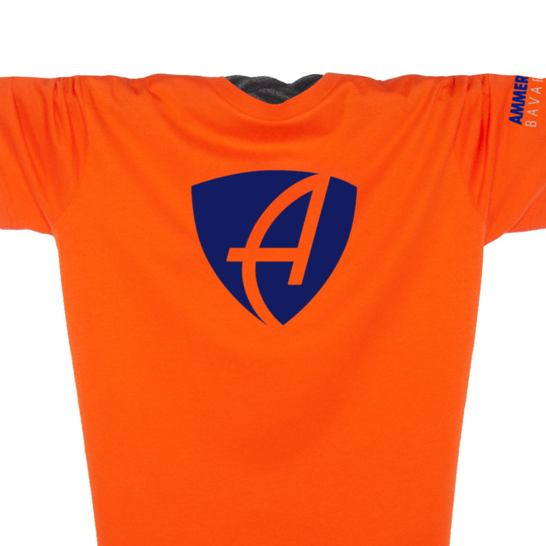 Ausschnitt Vorderansicht eines orangenen CB Kinder T-Shirts aus Bio-Baumwolle (Organic Bio T-Shirt) mit royal-blauem Ammersee Design der Modemarke AMMERSEE BAVARIA aus Bayern, Deutschland