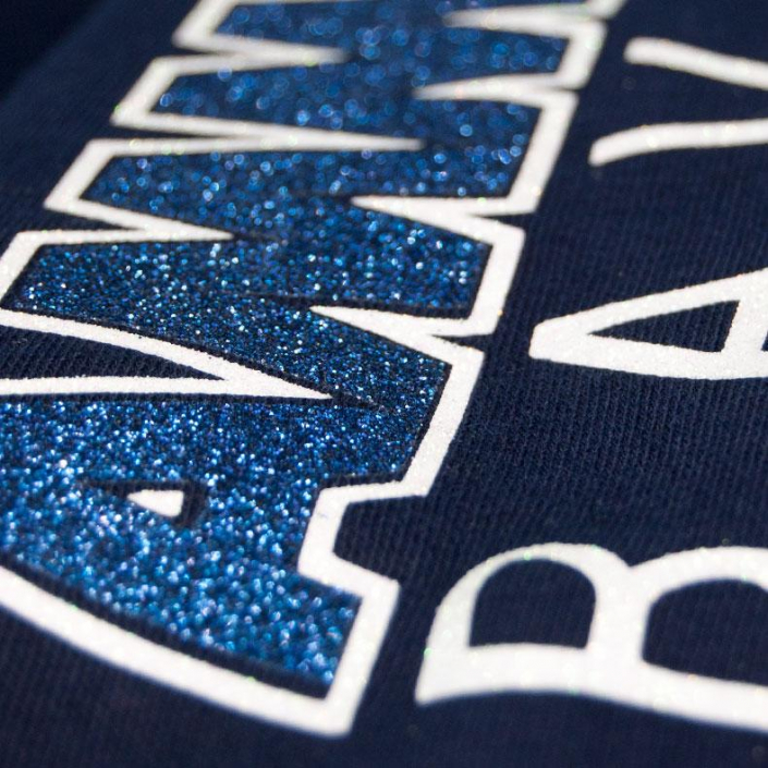 Ausschnitt Vorderansicht einer dunkelblauen CBo Kapuzenjacke aus Bio-Baumwolle (Organic Bio Hoodie) und recyceltem Polyester mit blau-weiss-glitzernde Ammersee Design der Modemarke AMMERSEE BAVARIA aus Bayern, Deutschland