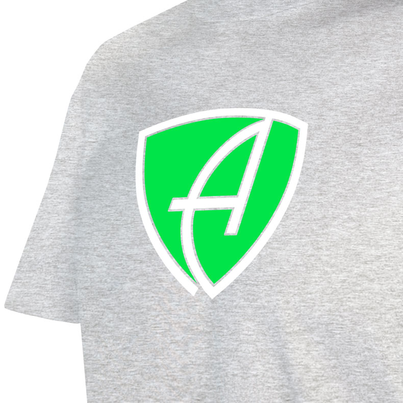 Ausschnitt Vorderansicht eines hellgrauen CBo T-Shirts aus Bio-Baumwolle (Organic Bio T-Shirt) mit grün-weissem Ammersee Design der Modemarke AMMERSEE BAVARIA aus Bayern, Deutschland