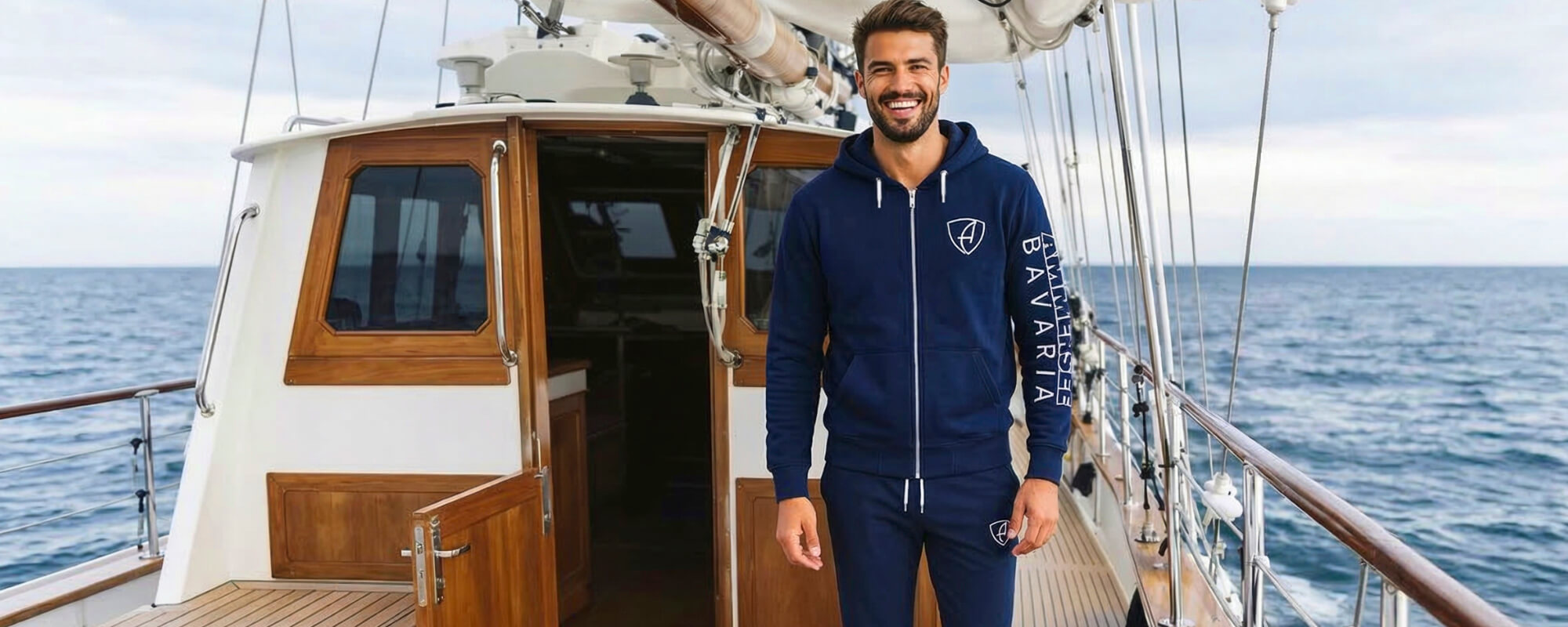 Segelschiff auf dem Ammersee vor den bayerischen Alpen